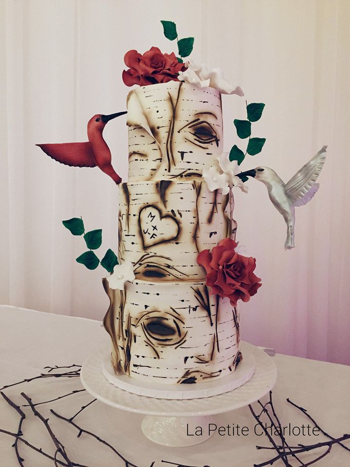 Gâteau de mariage, fleurs, feuillage et oiseaux en sucre