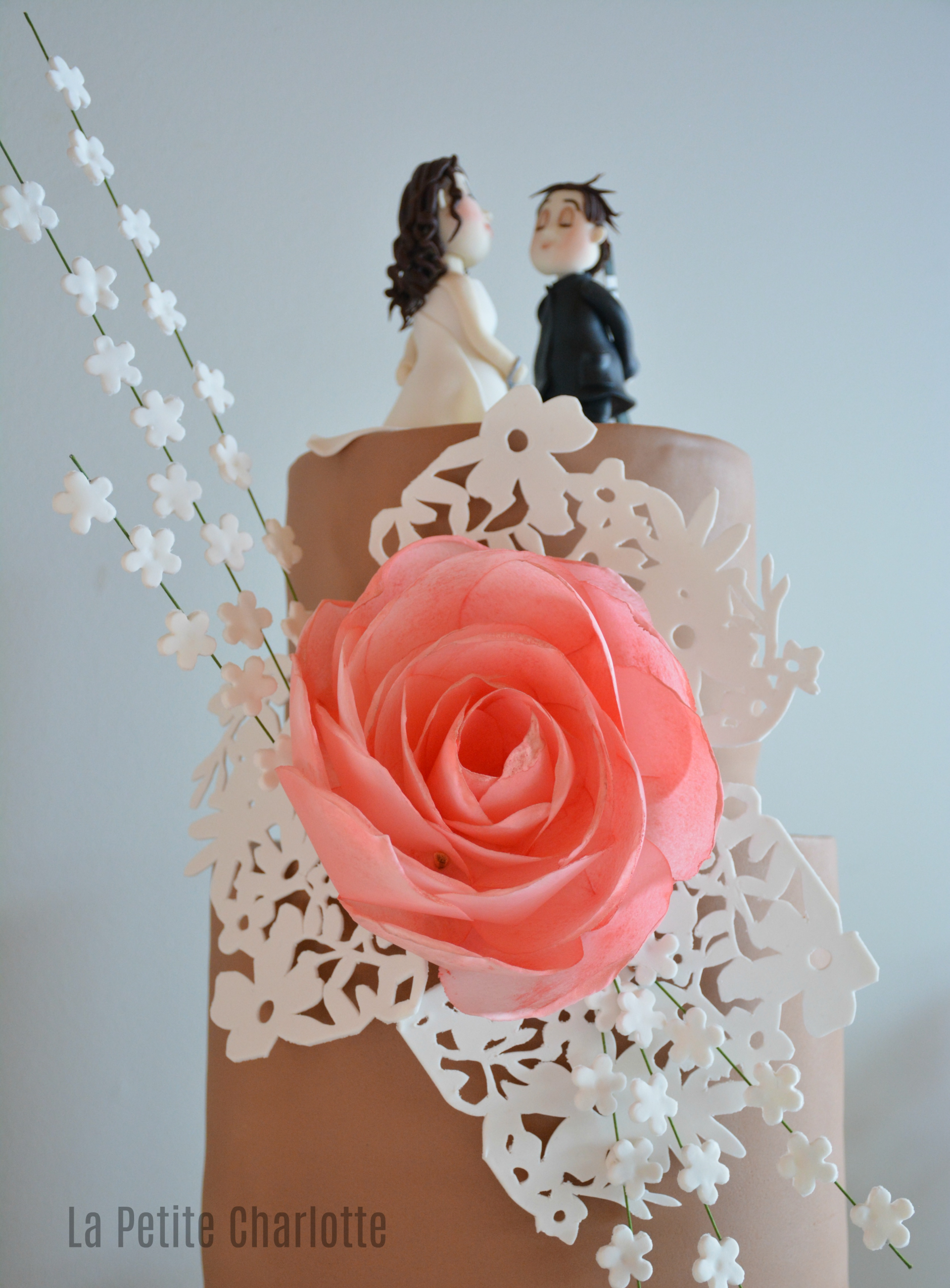 Gâteau de mariage / Personnages, fleurs et dentelle en sucre