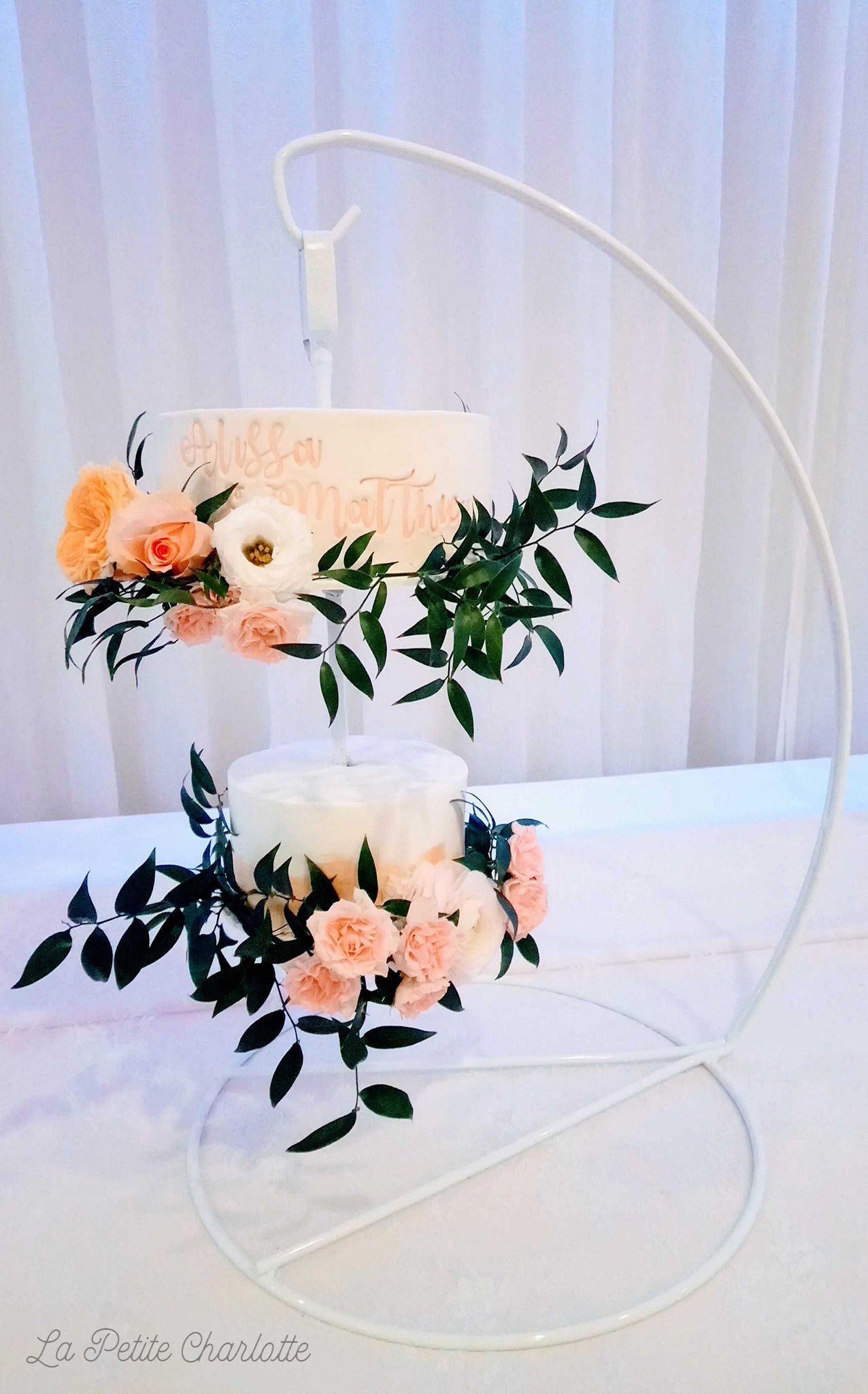 Gâteau de mariage suspendu avec vrais fleurs