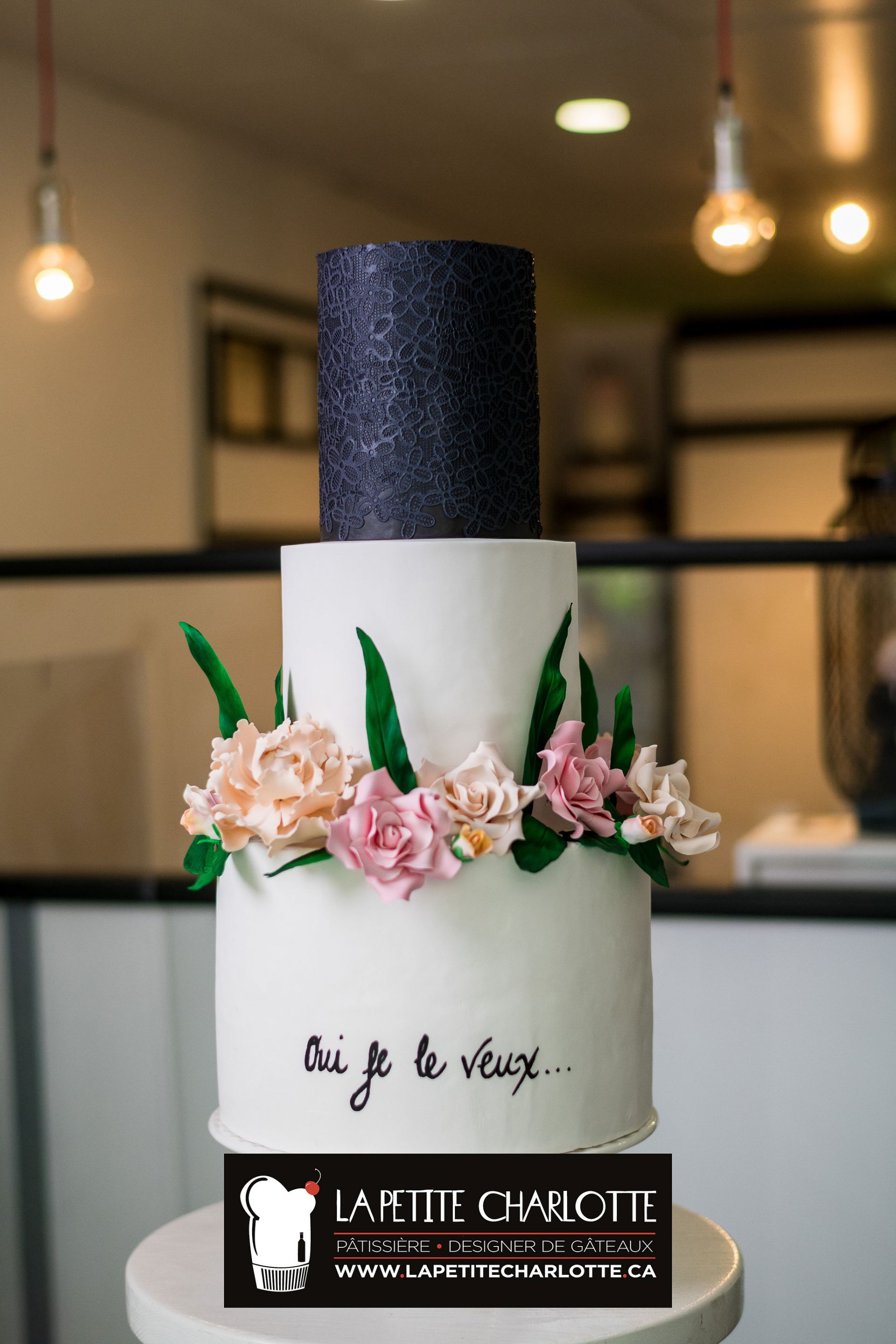 Gâteau de mariage avec fleurs en sucre
